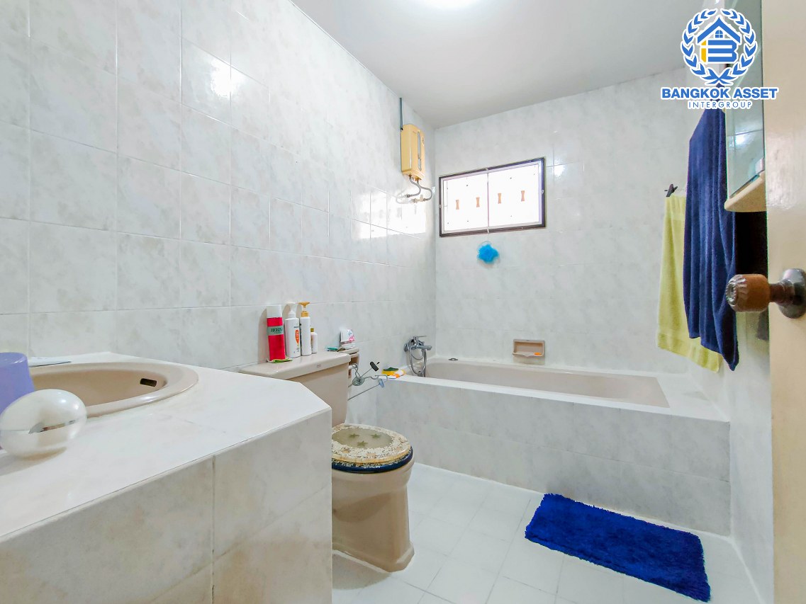 *****บ้านเดี่ยวมือสองกรุงเทพฯ ม.บ้านชมเพลิน เพชรเกษม เนื้อที่กว้างสุดถึง 75 ตร.ว. ฟังก์ชัน 3 ห้องนอน 3 ห้องน้ำ 2 ที่จอดรถ บ้านพร้อมอยู่ ทำเลเดินทางสะดวก เพียง 20 นาทีถึงรถไฟฟ้าสายสีน้ำเงิน "สถานีหลักสอง" ในราคาถูก!