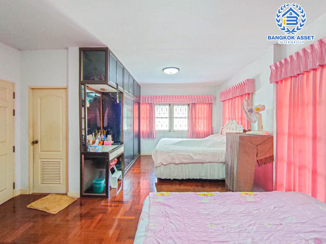 *****บ้านเดี่ยวมือสองกรุงเทพฯ ม.บ้านชมเพลิน เพชรเกษม เนื้อที่กว้างสุดถึง 75 ตร.ว. ฟังก์ชัน 3 ห้องนอน 3 ห้องน้ำ 2 ที่จอดรถ บ้านพร้อมอยู่ ทำเลเดินทางสะดวก เพียง 20 นาทีถึงรถไฟฟ้าสายสีน้ำเงิน "สถานีหลักสอง" ในราคาถูก!