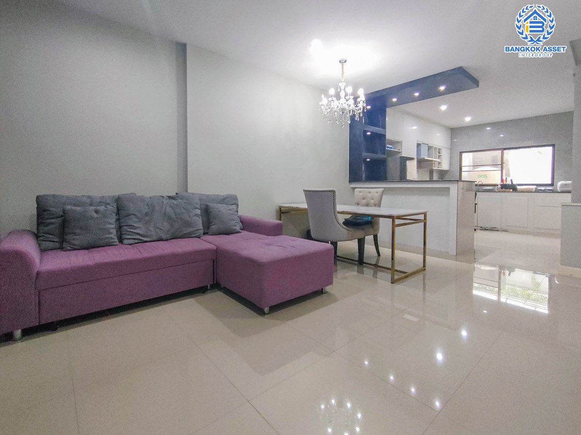 ทาวน์เฮาส์มือสองกรุงเทพมหานคร ม.นลิน แกรนด์ อเวนิว กาญจนาภิเษก เนื้อที่ 23.6 ตร.ว ฟังก์ชัน 3 ห้องนอน 4 ห้องน้ำ 1 ที่จอดรถ อยู่ใกล้รถไฟฟ้าสายแอร์พอร์ต เรล ลิงค์ "สถานีบ้านทับช้าง" และทางด่วน "กาญจนาภิเษก"