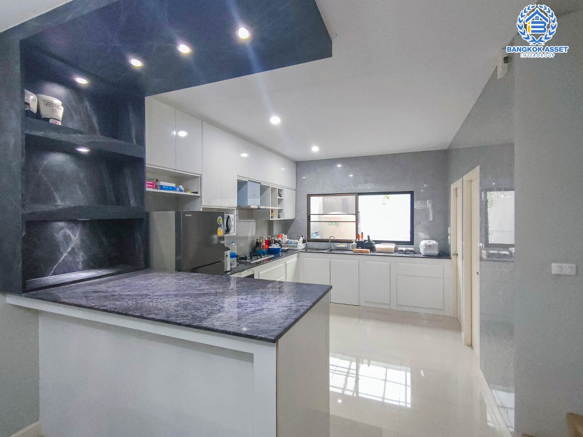 ทาวน์เฮาส์มือสองกรุงเทพมหานคร ม.นลิน แกรนด์ อเวนิว กาญจนาภิเษก เนื้อที่ 23.6 ตร.ว ฟังก์ชัน 3 ห้องนอน 4 ห้องน้ำ 1 ที่จอดรถ อยู่ใกล้รถไฟฟ้าสายแอร์พอร์ต เรล ลิงค์ "สถานีบ้านทับช้าง" และทางด่วน "กาญจนาภิเษก"