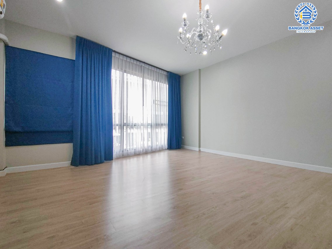 ทาวน์เฮาส์มือสองกรุงเทพมหานคร ม.นลิน แกรนด์ อเวนิว กาญจนาภิเษก เนื้อที่ 23.6 ตร.ว ฟังก์ชัน 3 ห้องนอน 4 ห้องน้ำ 1 ที่จอดรถ อยู่ใกล้รถไฟฟ้าสายแอร์พอร์ต เรล ลิงค์ "สถานีบ้านทับช้าง" และทางด่วน "กาญจนาภิเษก"