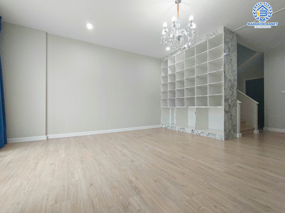 ทาวน์เฮาส์มือสองกรุงเทพมหานคร ม.นลิน แกรนด์ อเวนิว กาญจนาภิเษก เนื้อที่ 23.6 ตร.ว ฟังก์ชัน 3 ห้องนอน 4 ห้องน้ำ 1 ที่จอดรถ อยู่ใกล้รถไฟฟ้าสายแอร์พอร์ต เรล ลิงค์ "สถานีบ้านทับช้าง" และทางด่วน "กาญจนาภิเษก"