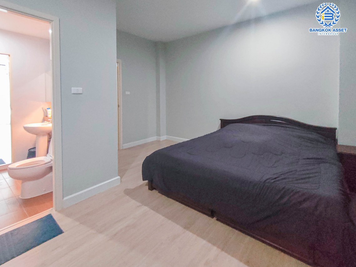 ทาวน์เฮาส์มือสองกรุงเทพมหานคร ม.นลิน แกรนด์ อเวนิว กาญจนาภิเษก เนื้อที่ 23.6 ตร.ว ฟังก์ชัน 3 ห้องนอน 4 ห้องน้ำ 1 ที่จอดรถ อยู่ใกล้รถไฟฟ้าสายแอร์พอร์ต เรล ลิงค์ "สถานีบ้านทับช้าง" และทางด่วน "กาญจนาภิเษก"