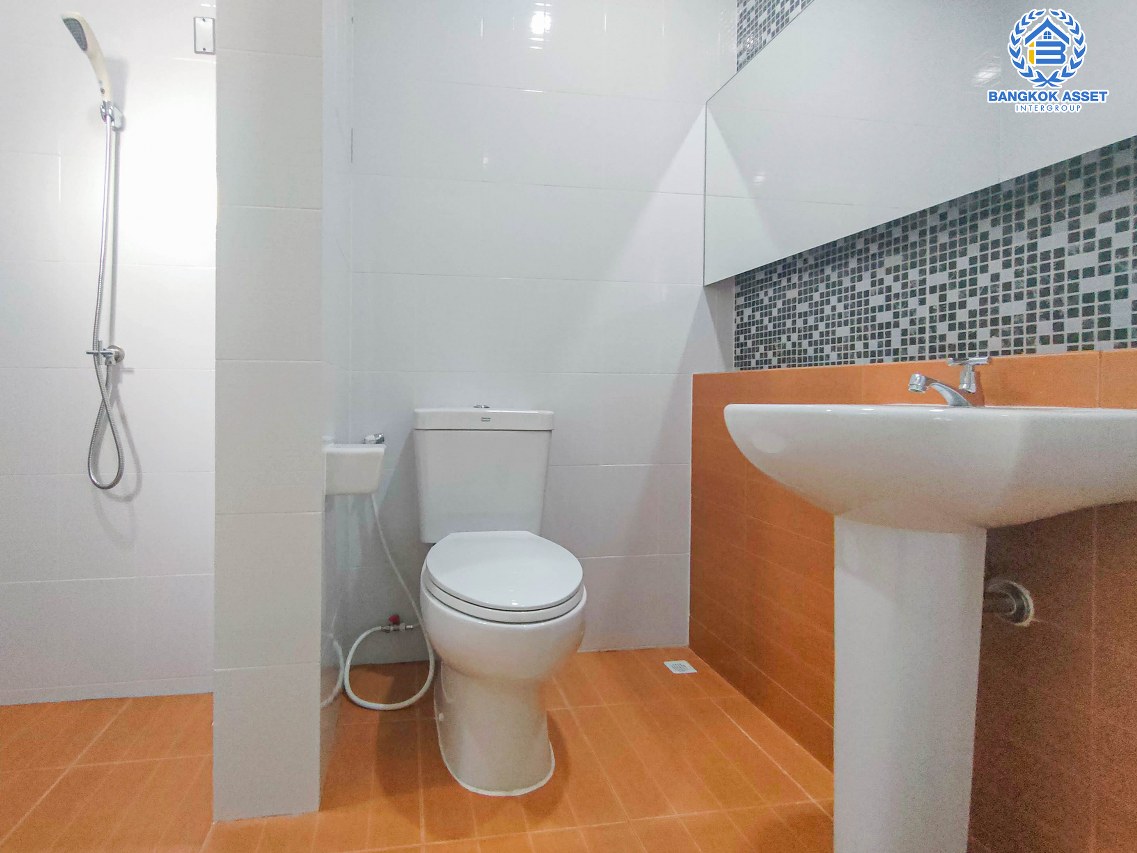 ทาวน์เฮาส์มือสองกรุงเทพมหานคร ม.นลิน แกรนด์ อเวนิว กาญจนาภิเษก เนื้อที่ 23.6 ตร.ว ฟังก์ชัน 3 ห้องนอน 4 ห้องน้ำ 1 ที่จอดรถ อยู่ใกล้รถไฟฟ้าสายแอร์พอร์ต เรล ลิงค์ "สถานีบ้านทับช้าง" และทางด่วน "กาญจนาภิเษก"