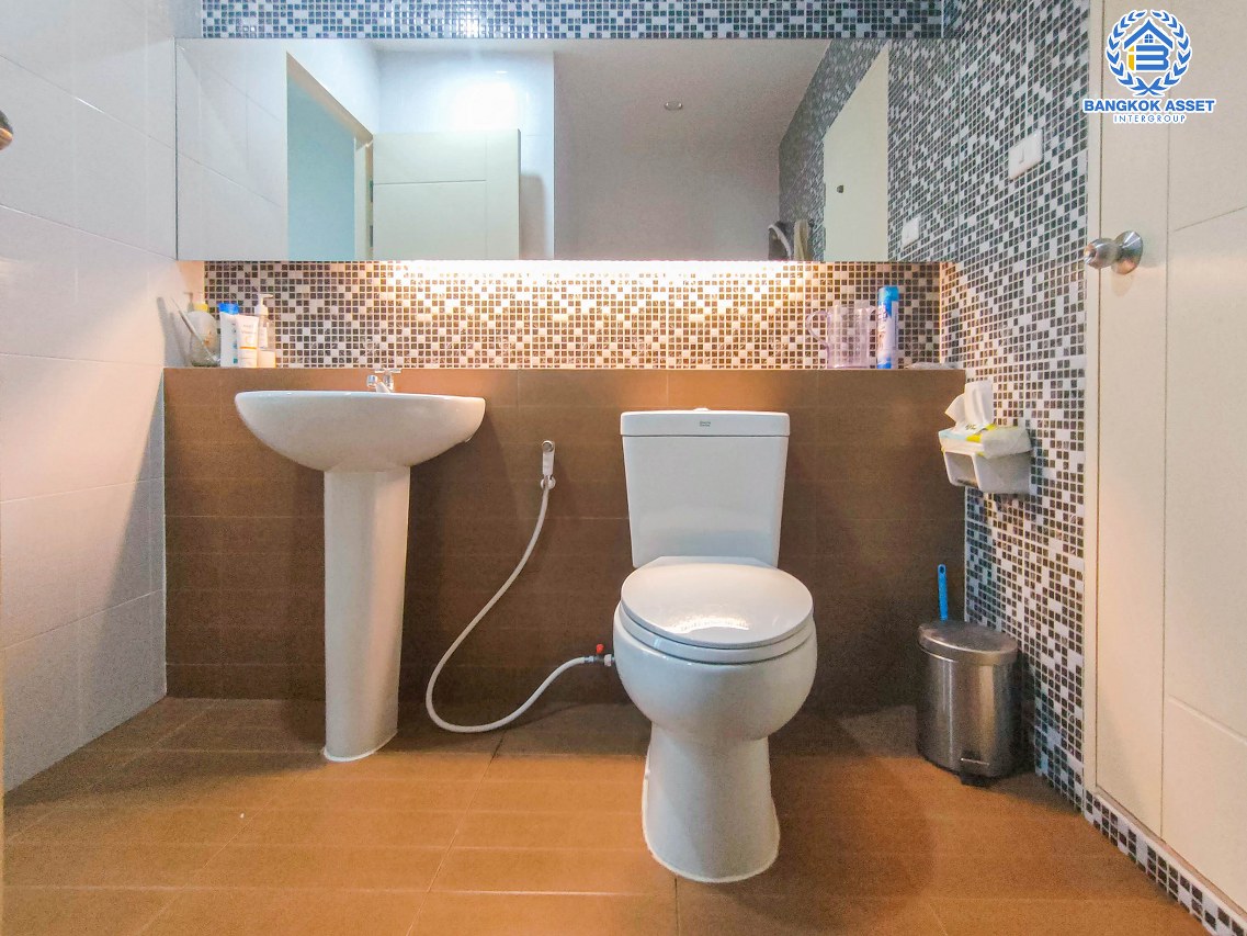 ทาวน์เฮาส์มือสองกรุงเทพมหานคร ม.นลิน แกรนด์ อเวนิว กาญจนาภิเษก เนื้อที่ 23.6 ตร.ว ฟังก์ชัน 3 ห้องนอน 4 ห้องน้ำ 1 ที่จอดรถ อยู่ใกล้รถไฟฟ้าสายแอร์พอร์ต เรล ลิงค์ "สถานีบ้านทับช้าง" และทางด่วน "กาญจนาภิเษก"