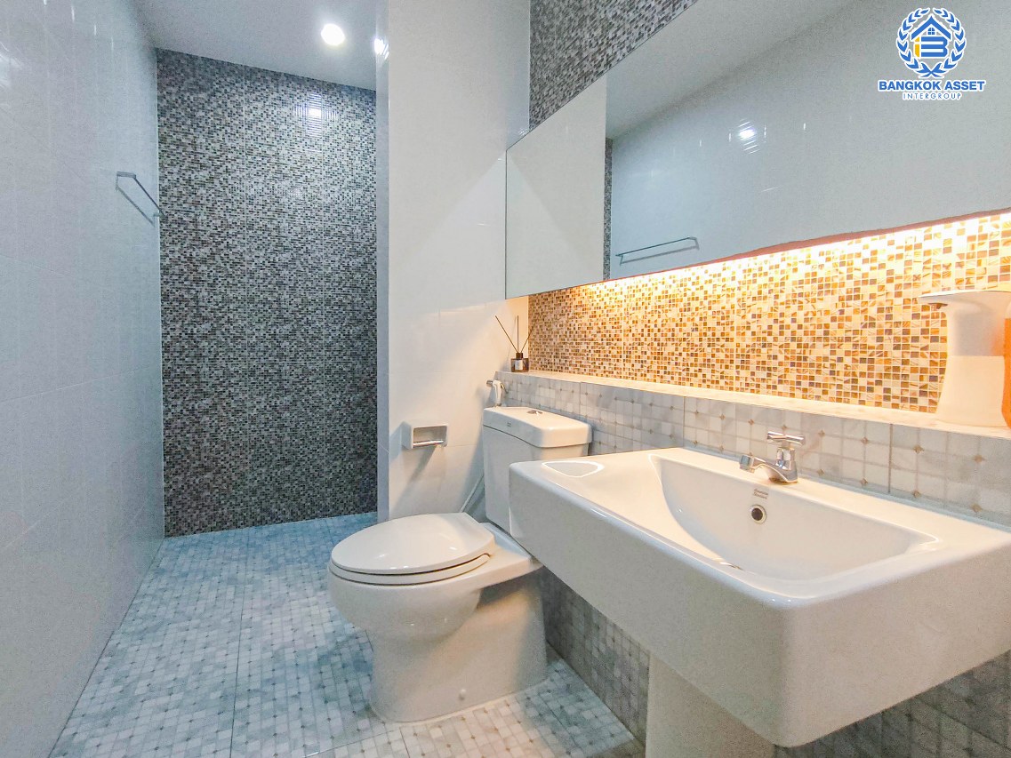 ทาวน์เฮาส์มือสองกรุงเทพมหานคร ม.นลิน แกรนด์ อเวนิว กาญจนาภิเษก เนื้อที่ 23.6 ตร.ว ฟังก์ชัน 3 ห้องนอน 4 ห้องน้ำ 1 ที่จอดรถ อยู่ใกล้รถไฟฟ้าสายแอร์พอร์ต เรล ลิงค์ "สถานีบ้านทับช้าง" และทางด่วน "กาญจนาภิเษก"