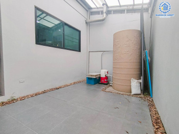 ทาวน์เฮาส์มือสองกรุงเทพมหานคร ม.นลิน แกรนด์ อเวนิว กาญจนาภิเษก เนื้อที่ 23.6 ตร.ว ฟังก์ชัน 3 ห้องนอน 4 ห้องน้ำ 1 ที่จอดรถ อยู่ใกล้รถไฟฟ้าสายแอร์พอร์ต เรล ลิงค์ "สถานีบ้านทับช้าง" และทางด่วน "กาญจนาภิเษก"