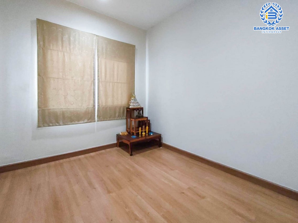 ทาวน์เฮ้าส์มือสอง นนทบุรี ม.โกลเด้นทาวน์ ปิ่นเกล้า-จรัญสนิทวงศ์ ตอบโจทย์ทุกครอบครัว ด้วยฟังก์ชัน 4 ห้องนอน 3 ห้องน้ำ 2 ที่จอดรถ เนื้อที่ 21.10 ตร.ว. บ้านสภาพสวย เดินทางสะดวกบนทำเลดีที่สุด เข้า-ออกหลายเส้นทาง ใกล้สายรถไฟฟ้าสายสีแดงอ่อน "สถานีบางบำหรุ" และจุดขึ้นทางด่วน "ศรีรัช" จองเลย!...