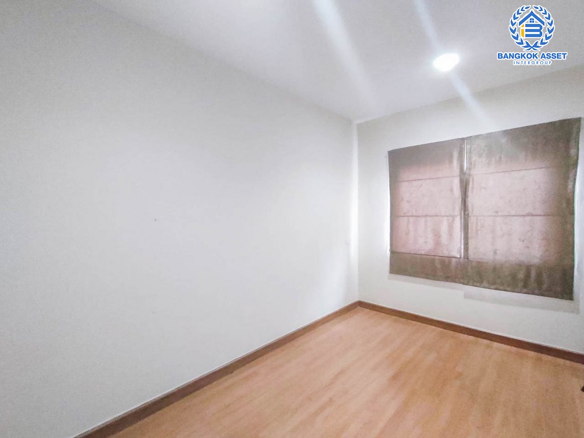 ทาวน์เฮ้าส์มือสอง นนทบุรี ม.โกลเด้นทาวน์ ปิ่นเกล้า-จรัญสนิทวงศ์ ตอบโจทย์ทุกครอบครัว ด้วยฟังก์ชัน 4 ห้องนอน 3 ห้องน้ำ 2 ที่จอดรถ เนื้อที่ 21.10 ตร.ว. บ้านสภาพสวย เดินทางสะดวกบนทำเลดีที่สุด เข้า-ออกหลายเส้นทาง ใกล้สายรถไฟฟ้าสายสีแดงอ่อน "สถานีบางบำหรุ" และจุดขึ้นทางด่วน "ศรีรัช" จองเลย!...