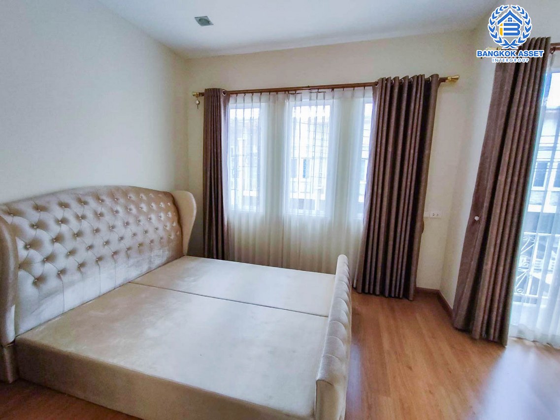 ทาวน์เฮ้าส์มือสอง นนทบุรี ม.โกลเด้นทาวน์ ปิ่นเกล้า-จรัญสนิทวงศ์ ตอบโจทย์ทุกครอบครัว ด้วยฟังก์ชัน 4 ห้องนอน 3 ห้องน้ำ 2 ที่จอดรถ เนื้อที่ 21.10 ตร.ว. บ้านสภาพสวย เดินทางสะดวกบนทำเลดีที่สุด เข้า-ออกหลายเส้นทาง ใกล้สายรถไฟฟ้าสายสีแดงอ่อน "สถานีบางบำหรุ" และจุดขึ้นทางด่วน "ศรีรัช" จองเลย!...