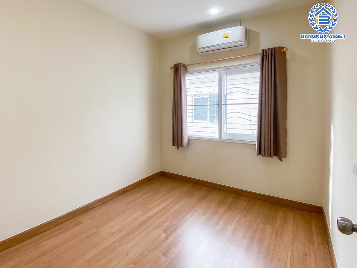 *****ทาวน์เฮาส์นนทบุรี จรัญสนิทวงศ์ หลังมุม ม.โกลเด้นทาวน์ 1 ปิ่นเกล้า-จรัญสนิทวงศ์  เนื้อที่ 29.20 ตร.ว ทำเลดีถนนกว้าง สภาพบ้านสวยสะอาด ด้วยฟังก์ชัน 4 ห้องนอน 3 ห้องน้ำ 2 ที่จอดรถ ใกล้โครงการรถไฟฟ้าสีแดงอ่อน "สถานีบางบำหรุ" และจุดขึ้นทางด่วน "ศรีรัช"