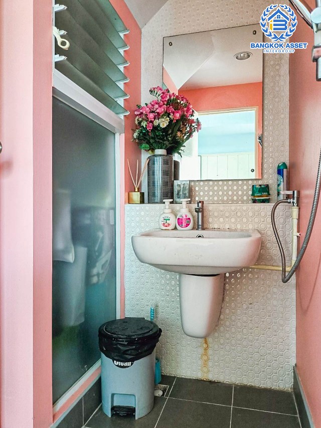 *****ทาวน์เฮ้าส์นนทบุรี แก้วอินทร์  ม.อินดี้ บางใหญ่ เนื้อที่เกือบถึง 27 ตร.ว หลังมุม พร้อมด้วยฟังก์ชัน 2 ห้องนอน 3 ห้องน้ำ 2 ที่จอดรถ เดินทางสะดวกใกล้จุดขึ้นทางด่วน "ศรีรัช"  และโครงการรถไฟฟ้าสายสีม่วง "สถานีตลาดบางใหญ่"