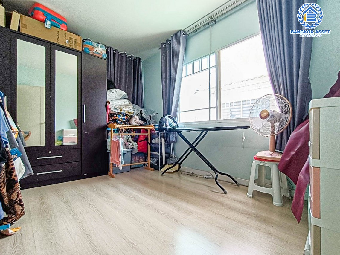 *****ทาวน์เฮ้าส์นนทบุรี แก้วอินทร์  ม.อินดี้ บางใหญ่ เนื้อที่เกือบถึง 27 ตร.ว หลังมุม พร้อมด้วยฟังก์ชัน 2 ห้องนอน 3 ห้องน้ำ 2 ที่จอดรถ เดินทางสะดวกใกล้จุดขึ้นทางด่วน "ศรีรัช"  และโครงการรถไฟฟ้าสายสีม่วง "สถานีตลาดบางใหญ่"