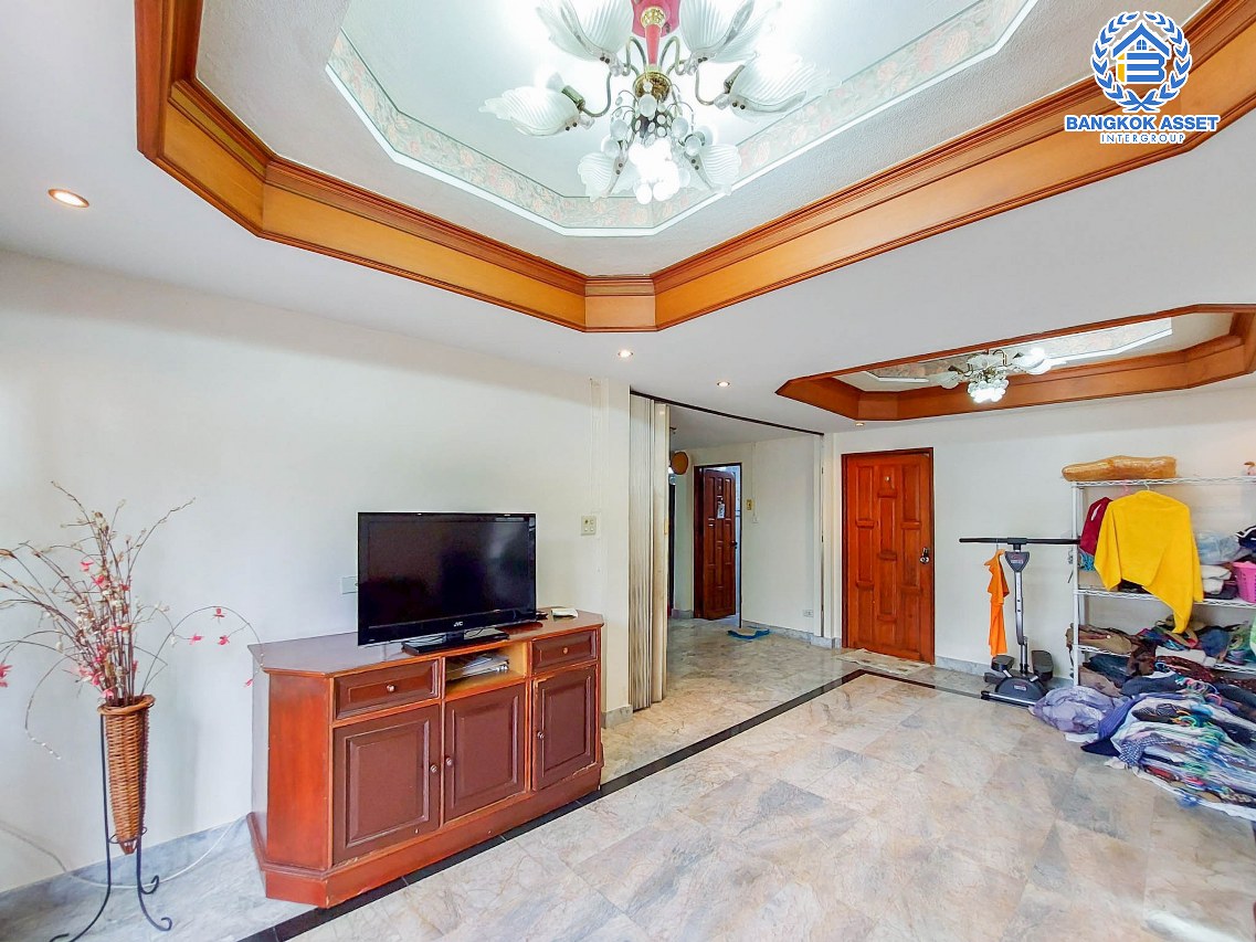 *****บ้านเดี่ยวมือสองปทุมธานี หมู่บ้าน ชวนชื่นการ์เด้นวิลล์ บางเดื่อ-ปทุมธานี เนื้อที่เกือบถึง 62 ตร.ว มีฟังก์ชัน 3 ห้องนอน 2 ห้องน้ำ 2 ที่จอดรถ บ้านสภาพดีพร้อมขาย บนทำเลแห่งการเดินทาง เชื่อมต่อ ถ.สะพานนนทบุรี-บางบัวทอง, ถ.กรุงเทพ-ปทุมธานี ใกล้จุดขึ้นทางด่วน "ศรีสมาน"