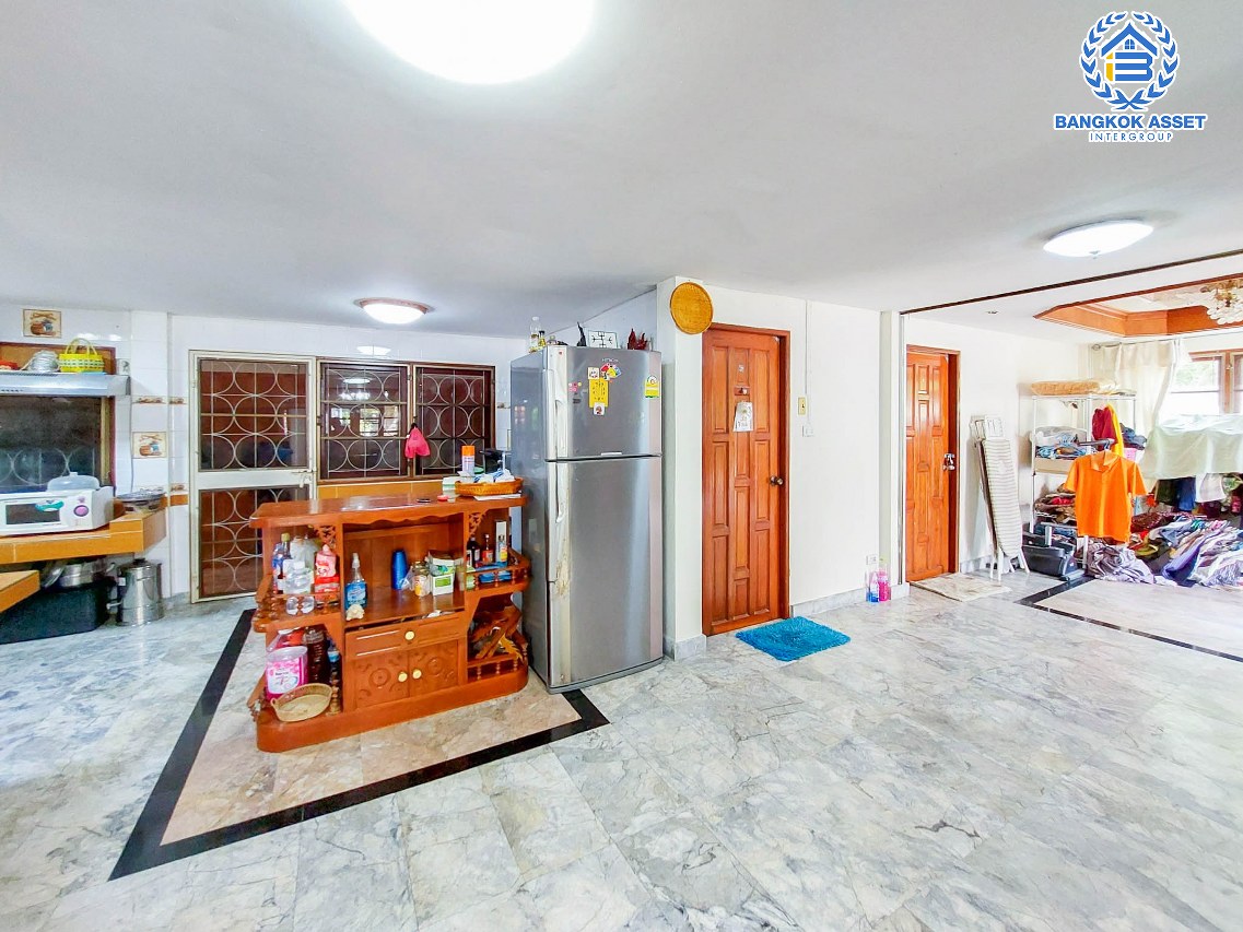 *****บ้านเดี่ยวมือสองปทุมธานี หมู่บ้าน ชวนชื่นการ์เด้นวิลล์ บางเดื่อ-ปทุมธานี เนื้อที่เกือบถึง 62 ตร.ว มีฟังก์ชัน 3 ห้องนอน 2 ห้องน้ำ 2 ที่จอดรถ บ้านสภาพดีพร้อมขาย บนทำเลแห่งการเดินทาง เชื่อมต่อ ถ.สะพานนนทบุรี-บางบัวทอง, ถ.กรุงเทพ-ปทุมธานี ใกล้จุดขึ้นทางด่วน "ศรีสมาน"