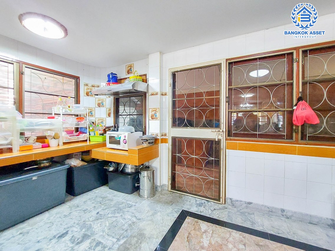 *****บ้านเดี่ยวมือสองปทุมธานี หมู่บ้าน ชวนชื่นการ์เด้นวิลล์ บางเดื่อ-ปทุมธานี เนื้อที่เกือบถึง 62 ตร.ว มีฟังก์ชัน 3 ห้องนอน 2 ห้องน้ำ 2 ที่จอดรถ บ้านสภาพดีพร้อมขาย บนทำเลแห่งการเดินทาง เชื่อมต่อ ถ.สะพานนนทบุรี-บางบัวทอง, ถ.กรุงเทพ-ปทุมธานี ใกล้จุดขึ้นทางด่วน "ศรีสมาน"