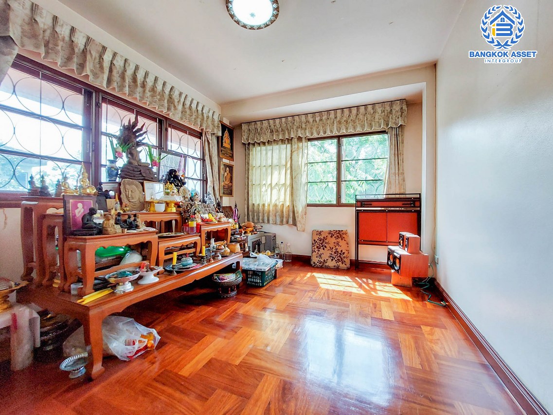 *****บ้านเดี่ยวมือสองปทุมธานี หมู่บ้าน ชวนชื่นการ์เด้นวิลล์ บางเดื่อ-ปทุมธานี เนื้อที่เกือบถึง 62 ตร.ว มีฟังก์ชัน 3 ห้องนอน 2 ห้องน้ำ 2 ที่จอดรถ บ้านสภาพดีพร้อมขาย บนทำเลแห่งการเดินทาง เชื่อมต่อ ถ.สะพานนนทบุรี-บางบัวทอง, ถ.กรุงเทพ-ปทุมธานี ใกล้จุดขึ้นทางด่วน "ศรีสมาน"