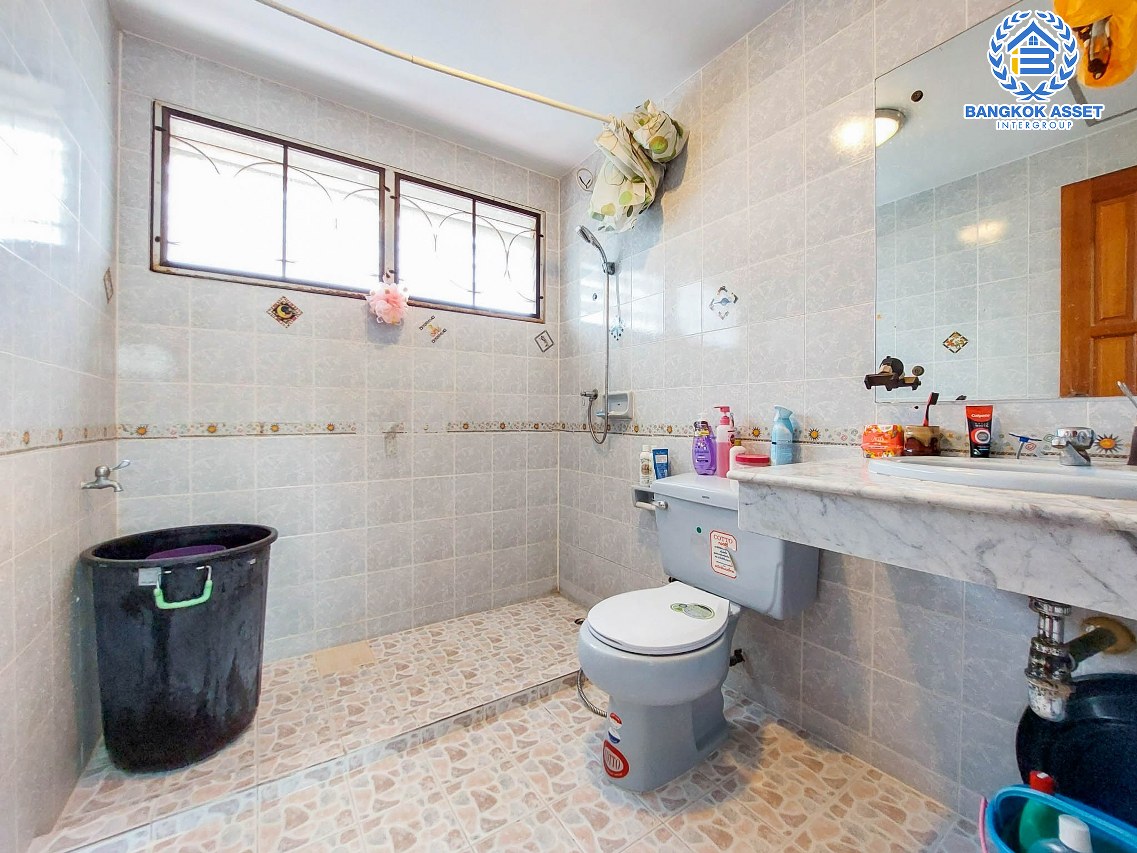 *****บ้านเดี่ยวมือสองปทุมธานี หมู่บ้าน ชวนชื่นการ์เด้นวิลล์ บางเดื่อ-ปทุมธานี เนื้อที่เกือบถึง 62 ตร.ว มีฟังก์ชัน 3 ห้องนอน 2 ห้องน้ำ 2 ที่จอดรถ บ้านสภาพดีพร้อมขาย บนทำเลแห่งการเดินทาง เชื่อมต่อ ถ.สะพานนนทบุรี-บางบัวทอง, ถ.กรุงเทพ-ปทุมธานี ใกล้จุดขึ้นทางด่วน "ศรีสมาน"