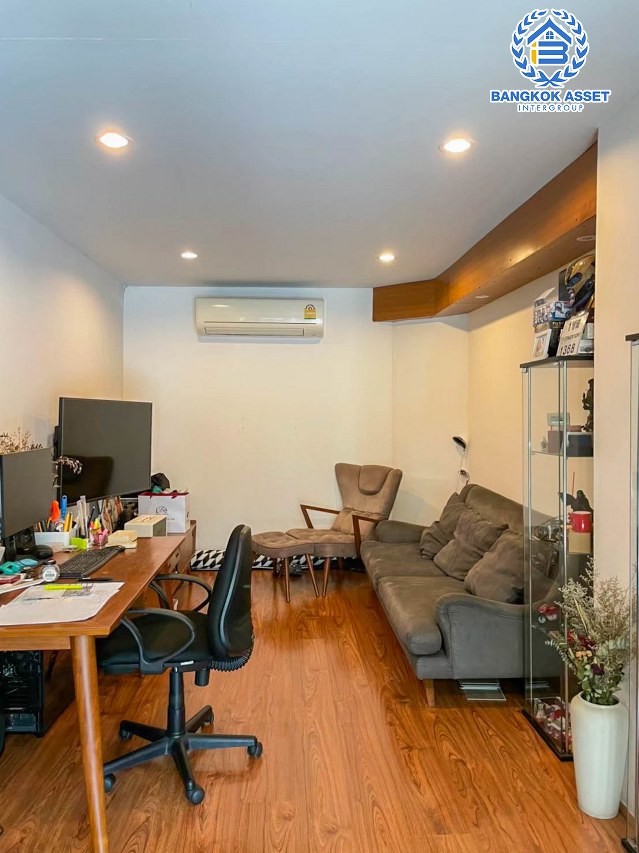 *****บ้านเดี่ยวมือสองกรุงเทพมหานคร ย่านลาดพร้าว ม.ซอยนาคนิวาส 37 เนื้อที่ 57.2 ตร.ว พร้อมด้วยฟังก์ชัน 3 ห้องนอน 3 ห้องน้ำ 2 ที่จอดรถ สภาพแวดล้อมดี ถนนโล่ง ใกล้โครงการรถไฟฟ้าสายสีเหลือง "สถานีโชคชัย 4" และจุดขึ้นทางด่วน "ลาดพร้าว 71"