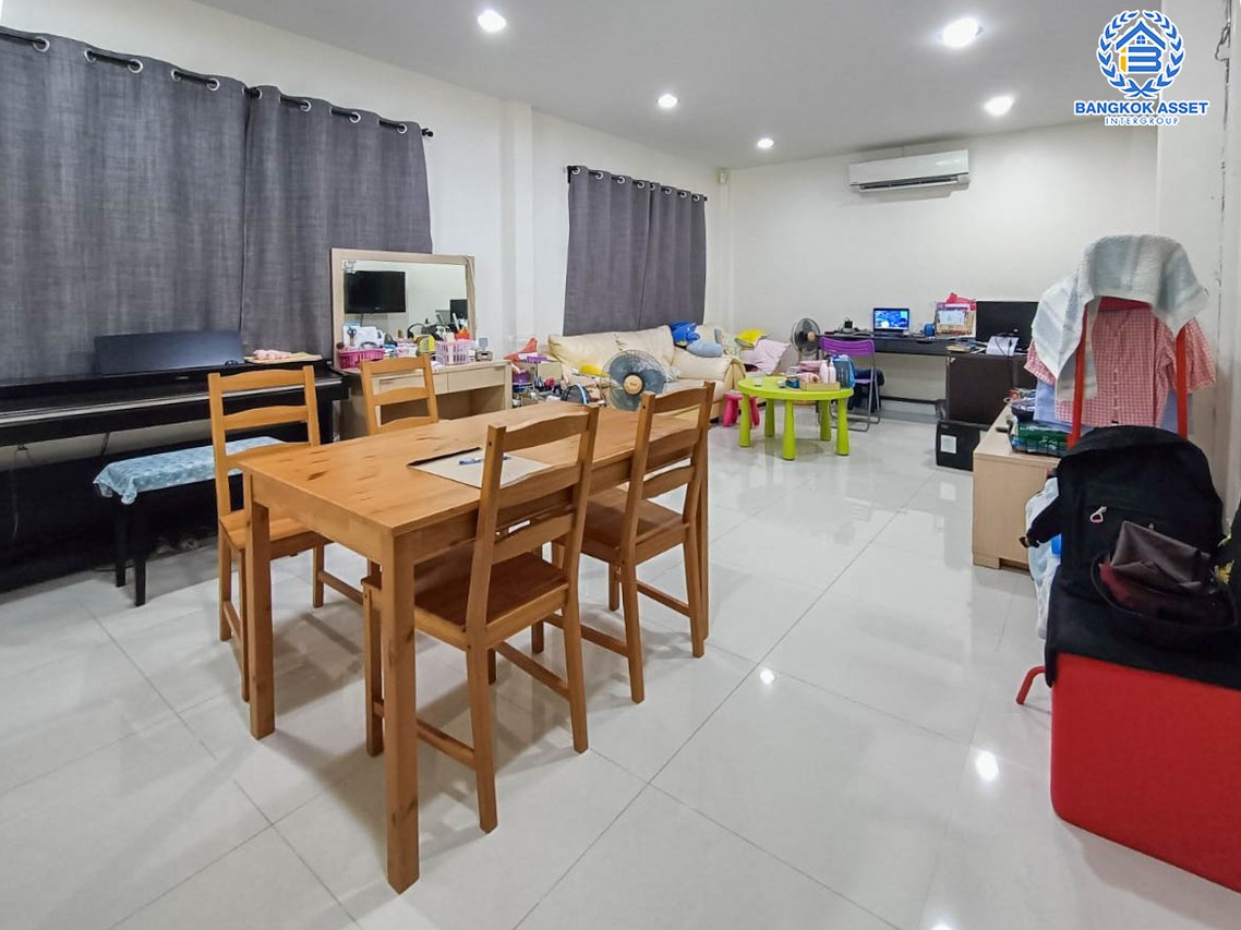 *****บ้านเดี่ยวมือสองกรุงเทพมหานคร ม.วรารมย์ ราษฎร์อุทิศ 16 หลังมุม เนื้อที่กว้างสุดคุ้มเกือบถึง 79 ตร.ว กับฟังก์ชัน 3 ห้องนอน 3 ห้องงน้ำ 2 ที่จอดรถ ฟรี! เครื่องปรับอากศ 4 เครื่อง ใกล้โครงการรถไฟฟ้าสายสีชมพู "สถานีมีนบุรี" และสายสีส้ม "สถานีสุวินทวงศ์"