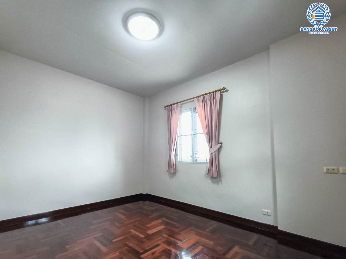 *****บ้านเดี่ยวมือสองกรุงเทพมหานคร ม.วรารมย์ ราษฎร์อุทิศ 16 หลังมุม เนื้อที่กว้างสุดคุ้มเกือบถึง 79 ตร.ว กับฟังก์ชัน 3 ห้องนอน 3 ห้องงน้ำ 2 ที่จอดรถ ฟรี! เครื่องปรับอากศ 4 เครื่อง ใกล้โครงการรถไฟฟ้าสายสีชมพู "สถานีมีนบุรี" และสายสีส้ม "สถานีสุวินทวงศ์"