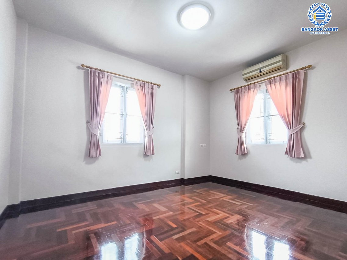 *****บ้านเดี่ยวมือสองกรุงเทพมหานคร ม.วรารมย์ ราษฎร์อุทิศ 16 หลังมุม เนื้อที่กว้างสุดคุ้มเกือบถึง 79 ตร.ว กับฟังก์ชัน 3 ห้องนอน 3 ห้องงน้ำ 2 ที่จอดรถ ฟรี! เครื่องปรับอากศ 4 เครื่อง ใกล้โครงการรถไฟฟ้าสายสีชมพู "สถานีมีนบุรี" และสายสีส้ม "สถานีสุวินทวงศ์"