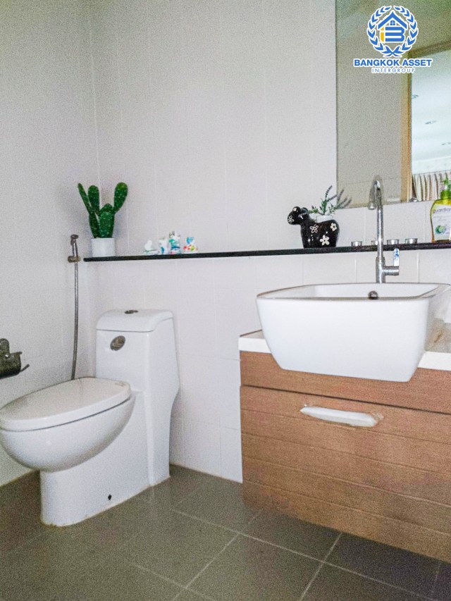 บ้านเดี่ยวมือสองปทุมธานี ม.ฮาบิเทีย ราชพฤกษ์-345 เนื้อที่ 52.06 ตร.ว ฟังก์ชัน 3 ห้องนอน 3 ห้องน้ำ 3 ที่จอดรถ ถนนกว้าง บนทำเลแห่งการเดินทาง เชื่อมต่อถนนกรุงเทพ-ปทุมธานี  ใกล้จุดขึ้นทางด่วน "ทางหลวงหมายเลข 9"