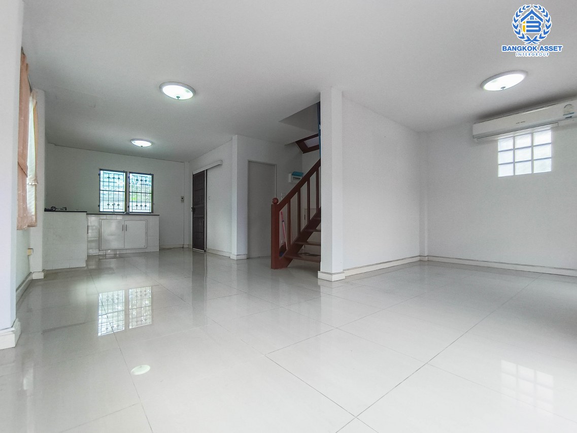 บ้านแฝดมือสองนนทบุรี ม.ชวนชื่น ปิ่นเกล้า-วงแหวนฯ เนื้อที่ 41.7 ตร.ว. ฟังก์ชัน 3 ห้องนอน 2 ห้องน้ำ 1 ที่จอดรถ ตกแต่งบ้านได้ดั่งใจ เพียง 5 นาทีถึง ถ.กาญจนาภิเษก เชื่อมต่อ ถ.นครอินทร์, ถ.อัจฉริยะพัฒนา 2, ถ.สวนผัก ใกล้ทางด่วน "ศรีรัช" จองเลย!