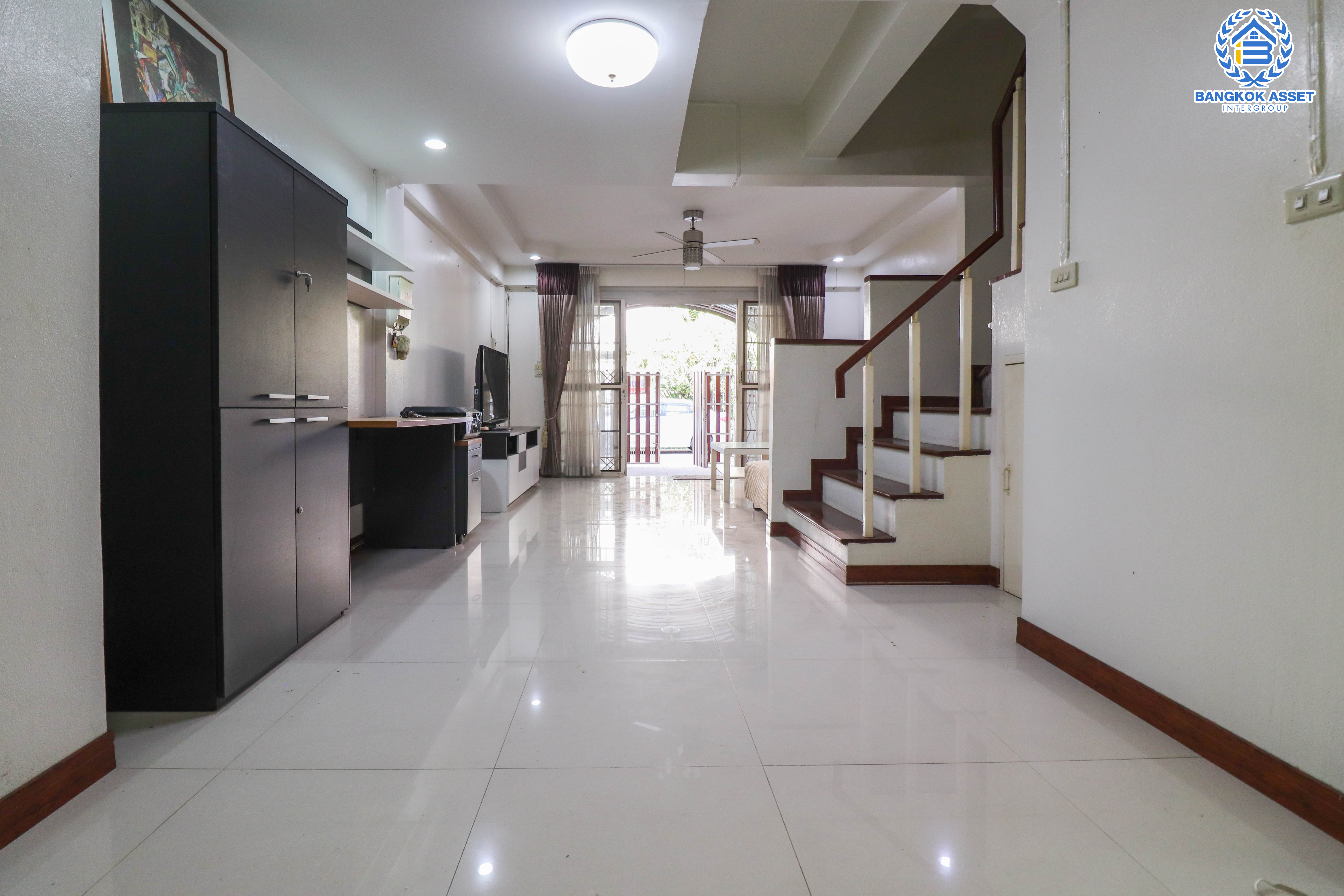 ทาวน์เฮ้าส์มือสอง นนทบุรี ม.ศุภาลัยวิลล์ รัตนาธิเบศร์ บนเนื้อที่ 18 ตร.ว. ฟังก์ชัน 3 ห้องนอน 3 ห้องน้ำ 1 ที่จอดรถ ภายในสภาพสวย พร้อมอยู่ ทำเลเยี่ยมสุดในย่าน! ใกล้เซ็นทรัลรัตนาธิเบศร์, รถไฟฟ้าสายสีม่วง "สถานีศูนย์ราชการนนทบุรี" และจุดขึ้นทางด่วน "งามวงศ์วาน" จองเลย!