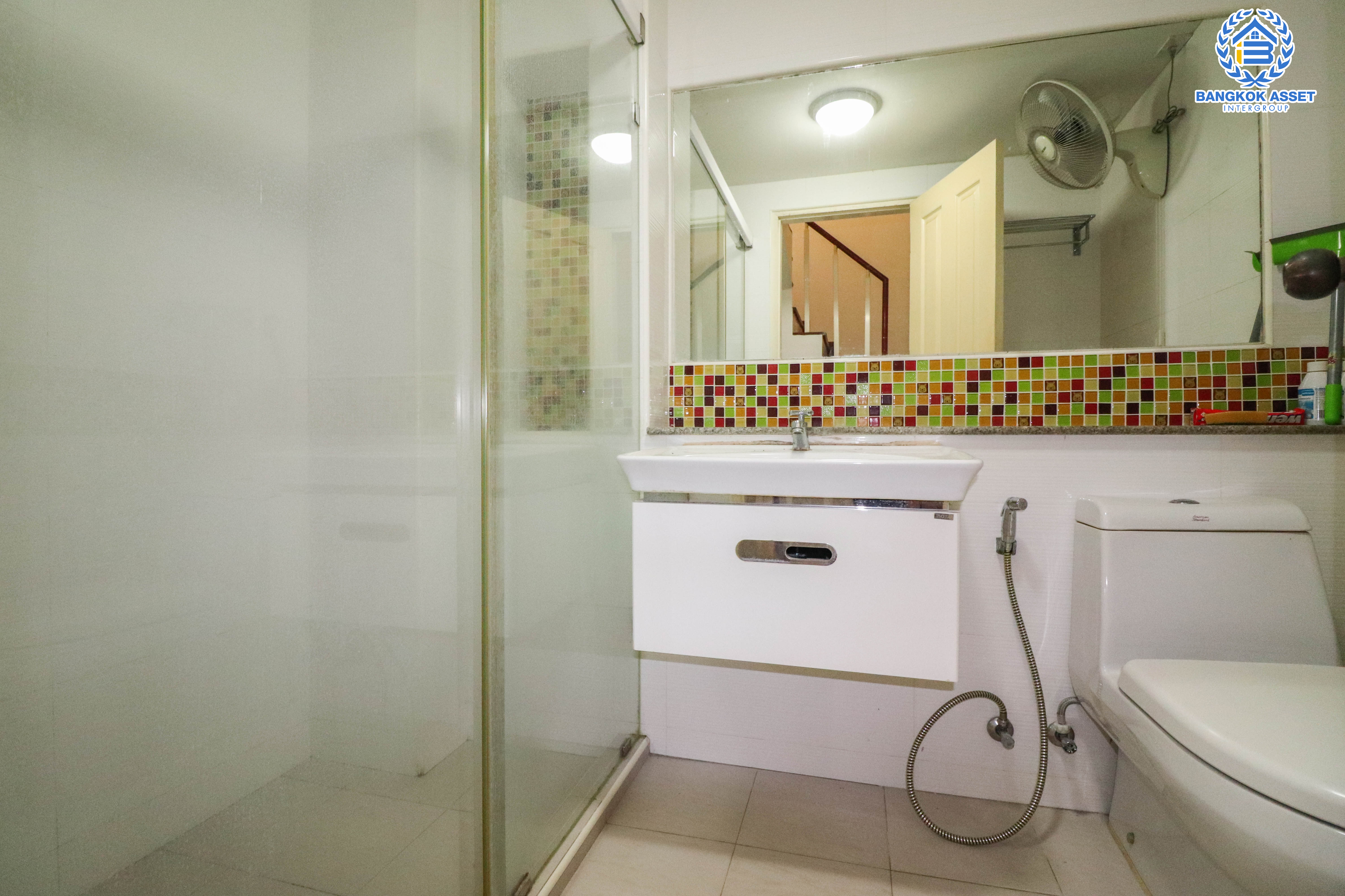 ทาวน์เฮ้าส์มือสอง นนทบุรี ม.ศุภาลัยวิลล์ รัตนาธิเบศร์ บนเนื้อที่ 18 ตร.ว. ฟังก์ชัน 3 ห้องนอน 3 ห้องน้ำ 1 ที่จอดรถ ภายในสภาพสวย พร้อมอยู่ ทำเลเยี่ยมสุดในย่าน! ใกล้เซ็นทรัลรัตนาธิเบศร์, รถไฟฟ้าสายสีม่วง "สถานีศูนย์ราชการนนทบุรี" และจุดขึ้นทางด่วน "งามวงศ์วาน" จองเลย!