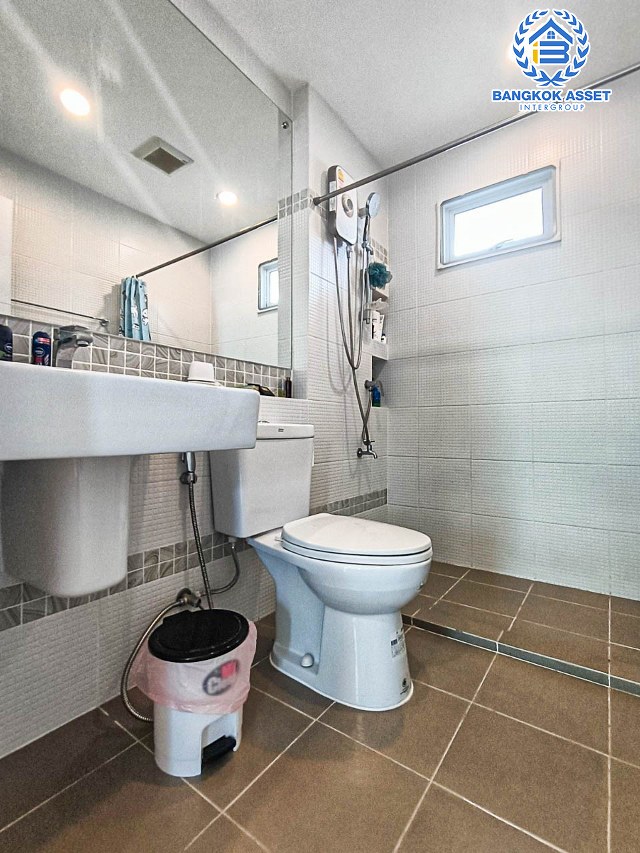 บ้านเดี่ยวมือสองสมุทรสาคร ม.คณาสิริ พระราม2-วงแหวน เนื้อที่กว้างสุดคุ้ม 50 ตร.ว พร้อมฟังก์ชัน 3 ห้องนอน 3 ห้องน้ำ 2 ที่จอดรถ เหมาะสำหรับทุกครอบครัว สภาพบ้านสวย และสะอาด แถมฟรี! เครื่องปรับอากาศ 4 เครื่อง ที่สุดแห่งการเดินทาง ใกล้จุดขึ้นทางด่วน "พระราม 2"