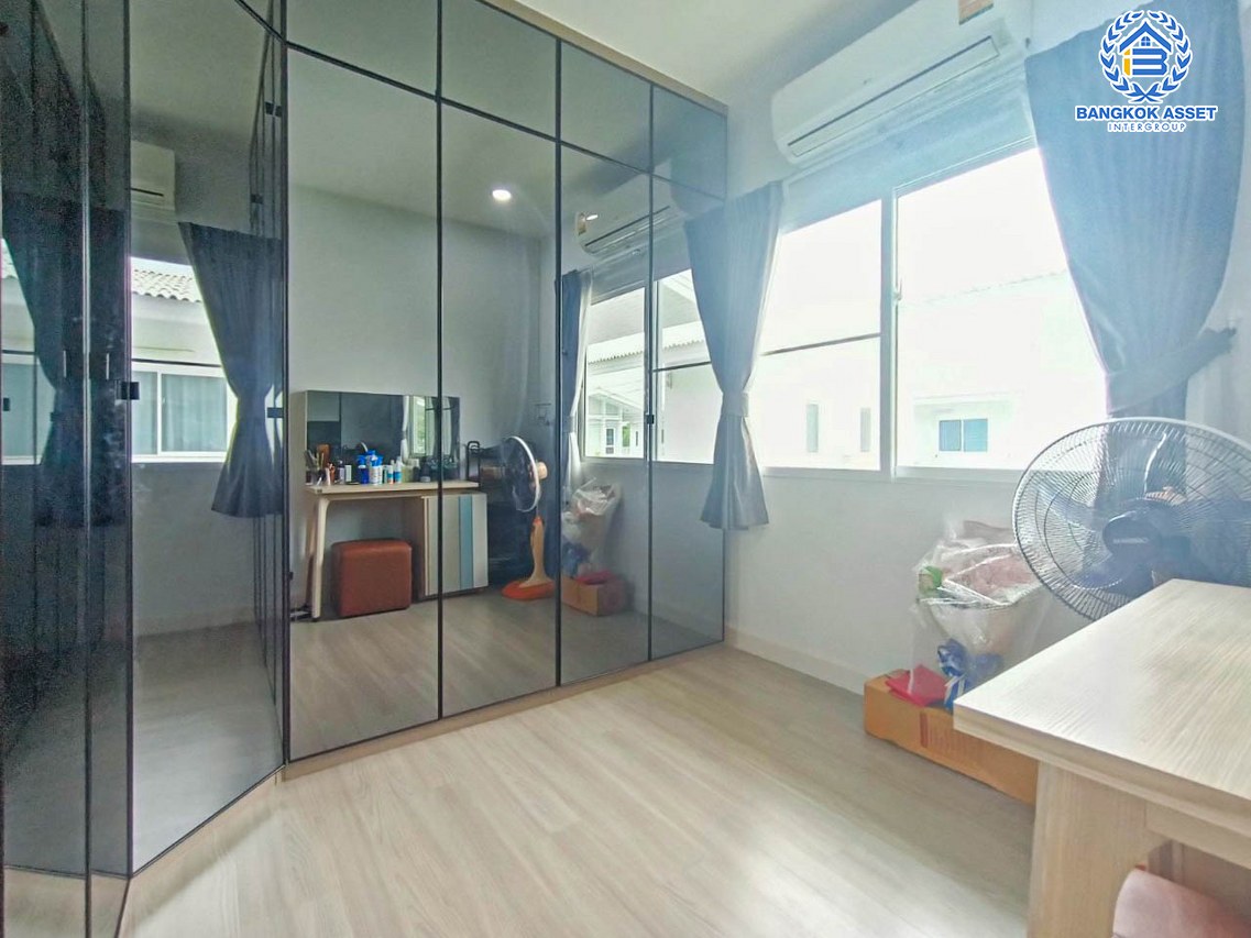 บ้านเดี่ยวมือสองสมุทรสาคร ม.คณาสิริ พระราม2-วงแหวน เนื้อที่กว้างสุดคุ้ม 50 ตร.ว พร้อมฟังก์ชัน 3 ห้องนอน 3 ห้องน้ำ 2 ที่จอดรถ เหมาะสำหรับทุกครอบครัว สภาพบ้านสวย และสะอาด แถมฟรี! เครื่องปรับอากาศ 4 เครื่อง ที่สุดแห่งการเดินทาง ใกล้จุดขึ้นทางด่วน "พระราม 2"