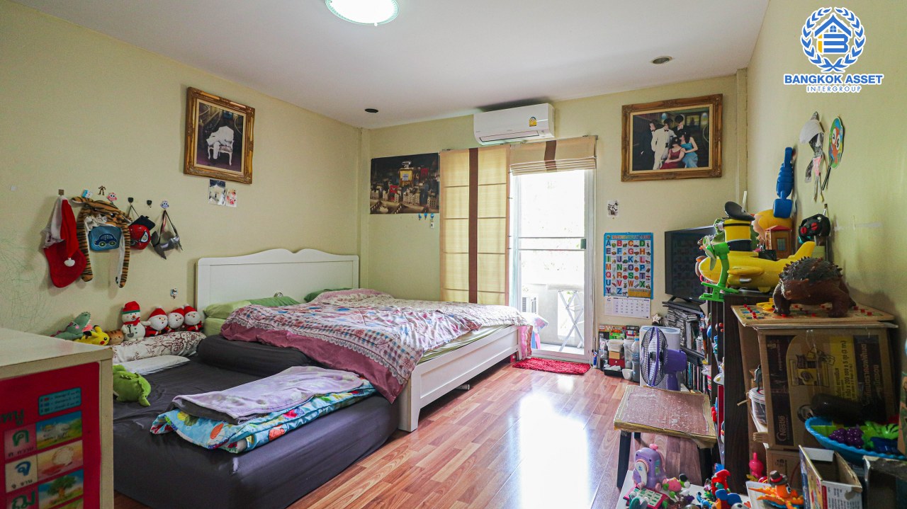 *****ทาวน์เฮาส์มือสองนนทบุรี ม.พุทธชาด บางบัวทอง เนื้อที่ 34 ตร.ว 2 หลังคู่ พร้อมขาย กับฟังก์ชัน 4 ห้องนอน 3 ห้องน้ำ 2 ที่จอดรถ สภาพแวดล้อมสะอาดและร่มเย็น มีพื้นที่สีเขียวภายในโครงการ ใกล้ห้างสรรพสินค้า "เซ็นทรัลเวสเกต" "อิเกีย" และโครงการรถไฟฟ้าสายสีม่วง "สถานีบางพลู"