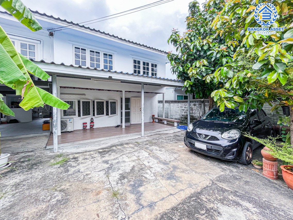 *****บ้านเดี่ยวมือสอง ซอยทรายทอง ติวานนท์45 เนื้อที่กว้าง 62 ตร.ว. ฟังก์ชัน 3 ห้องนอน 1 ห้องน้ำ 2 ที่จอดรถ ภายในตกแต่งแบบสตูดิโอ พร้อมอยู่ ตั้งบนทำเลดี เชื่อมต่อถนนรัตนาธิเบศร์, ถนนติวานนท์, ถนนเลี่ยงเมืองนนทบุรี ใกล้รถไฟฟ้าสายสีม่วง "สถานีแยกนนทบุรี1" และจุดขึ้นทางด่วน "งามวงศ์วาน"
