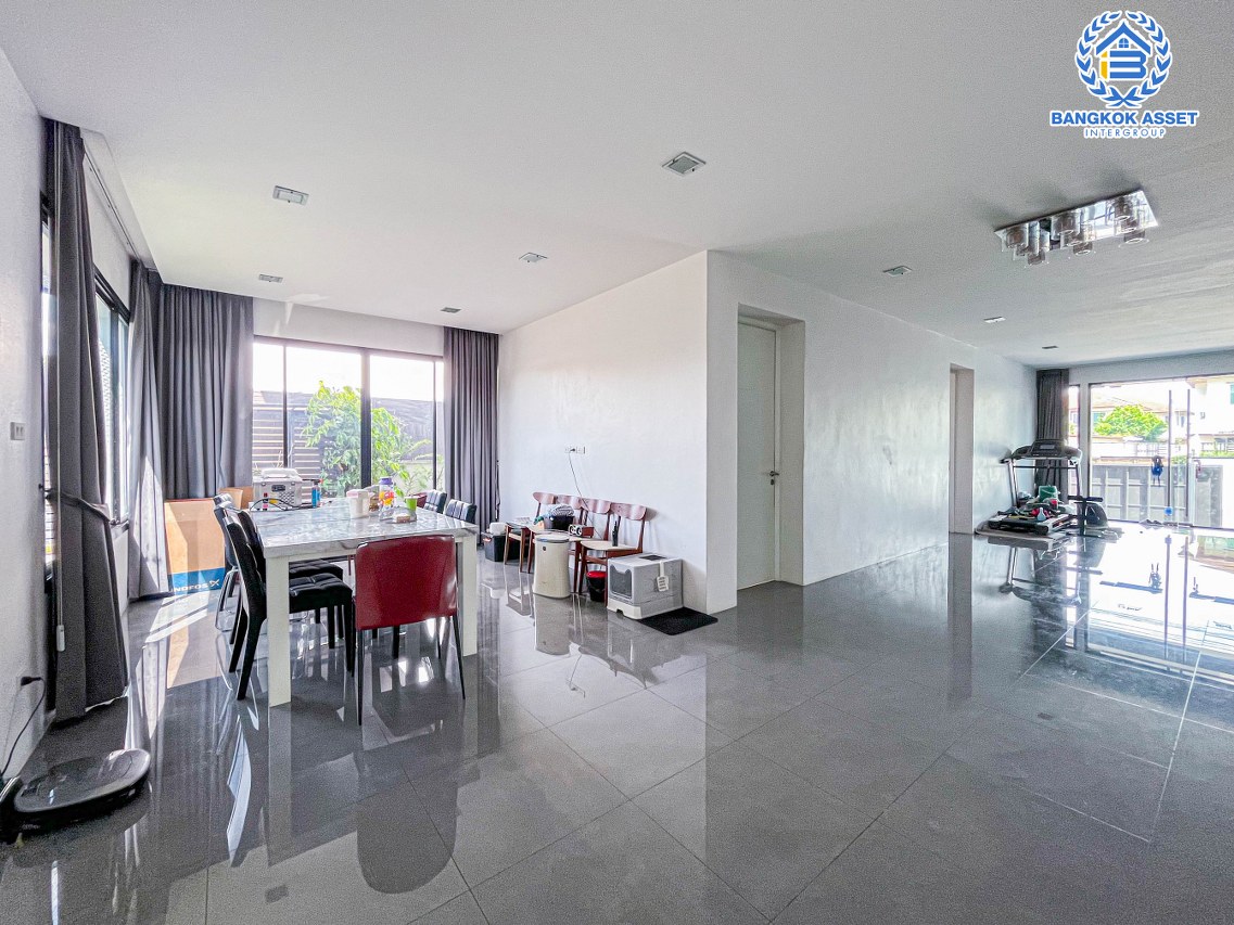 *****บ้านเดี่ยวมือสอง ม.บุษราคัมเรสซิเดนซ์ พุทธมณฑลสาย3 เนื้อที่กว้าง 119.20 ตร.ว. ฟังก์ชัน 5 ห้องนอน 3 ห้องน้ำ 4 ที่จอดรถ พื้นที่กว้างขวาง ภายในสภาพสวยงาม ตกแต่งสไตล์โมเดิน บนทำเลดี เชื่อมต่อถนนพุทธมณฑลสาย3, ถนนสิรินธร, ถนนศาลาธรรมสพน์, ถนนกาญจนาภิเษก และจุดขึ้นทางด่วน "ศรีรัช"