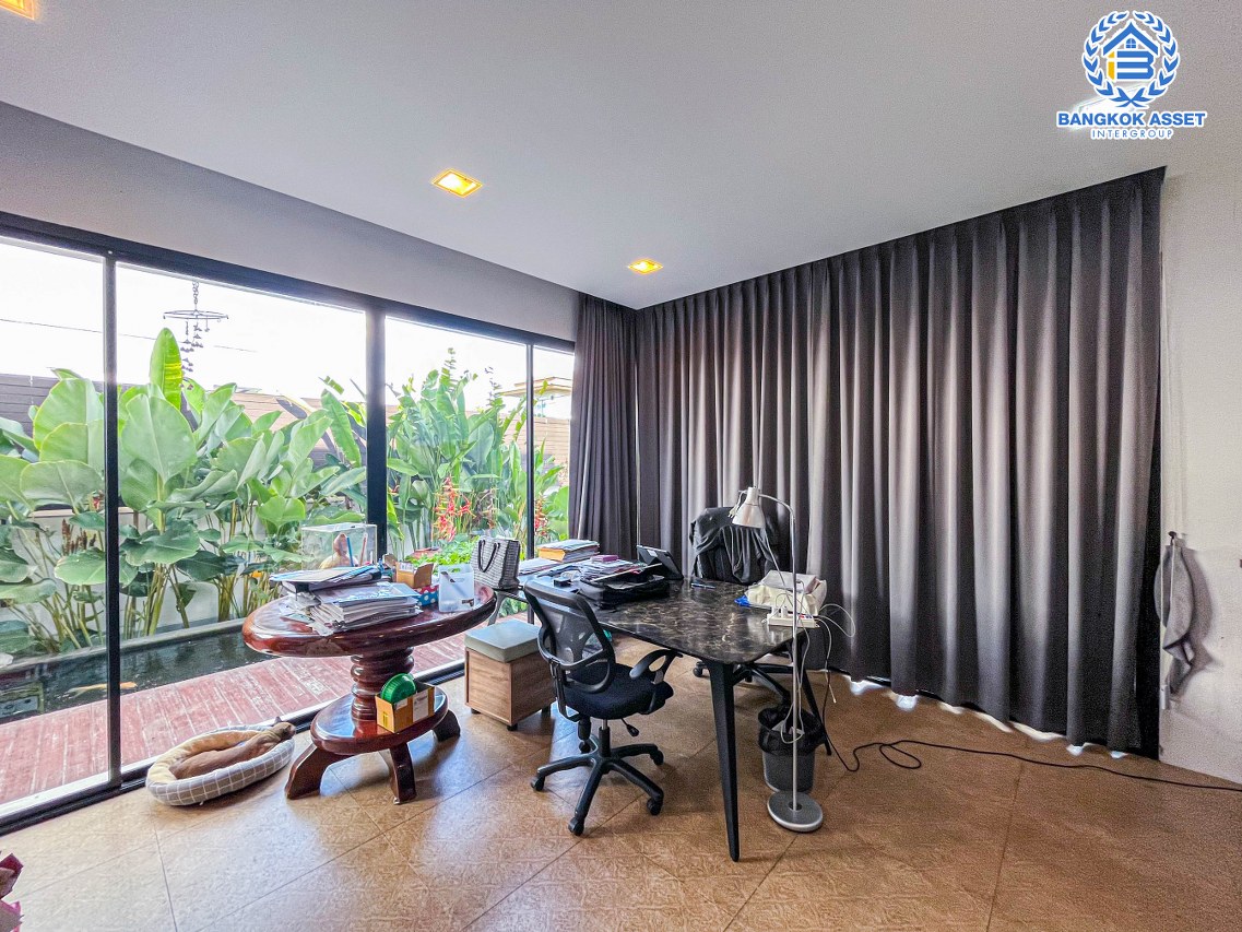 *****บ้านเดี่ยวมือสอง ม.บุษราคัมเรสซิเดนซ์ พุทธมณฑลสาย3 เนื้อที่กว้าง 119.20 ตร.ว. ฟังก์ชัน 5 ห้องนอน 3 ห้องน้ำ 4 ที่จอดรถ พื้นที่กว้างขวาง ภายในสภาพสวยงาม ตกแต่งสไตล์โมเดิน บนทำเลดี เชื่อมต่อถนนพุทธมณฑลสาย3, ถนนสิรินธร, ถนนศาลาธรรมสพน์, ถนนกาญจนาภิเษก และจุดขึ้นทางด่วน "ศรีรัช"