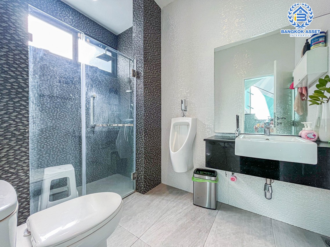 *****บ้านเดี่ยวมือสอง ม.บุษราคัมเรสซิเดนซ์ พุทธมณฑลสาย3 เนื้อที่กว้าง 119.20 ตร.ว. ฟังก์ชัน 5 ห้องนอน 3 ห้องน้ำ 4 ที่จอดรถ พื้นที่กว้างขวาง ภายในสภาพสวยงาม ตกแต่งสไตล์โมเดิน บนทำเลดี เชื่อมต่อถนนพุทธมณฑลสาย3, ถนนสิรินธร, ถนนศาลาธรรมสพน์, ถนนกาญจนาภิเษก และจุดขึ้นทางด่วน "ศรีรัช"