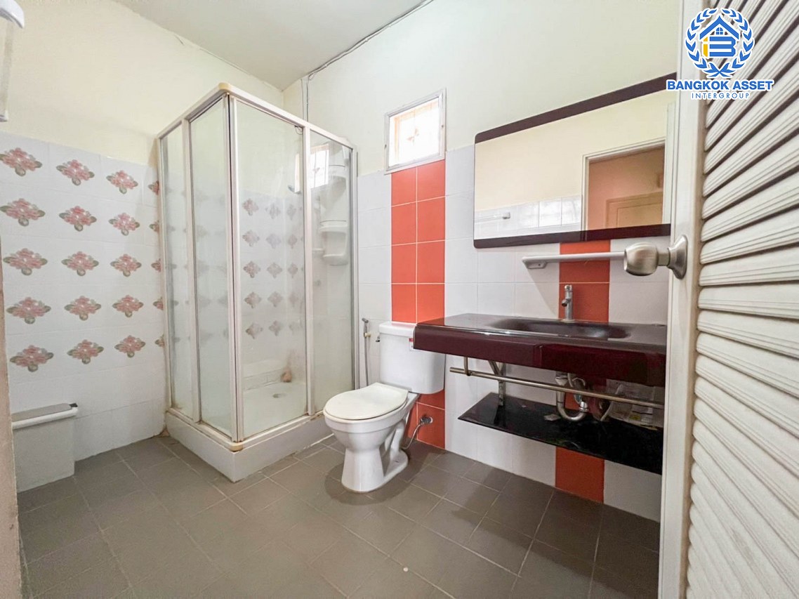 *****ทาวน์เฮ้าส์มือสองนนทบุรี ม.พฤกษา43 กาญจนาภิเษก เนื้อที่กว้าง 18.10 ตร.ว. ฟังก์ชัน 4 ห้องนอน 2 ห้องน้ำ รีโนเวทอีกหน่อยก็กลับมาสวยแล้ว บนทำเลดี เชื่อมต่อ ถ.กาญจนาภิเษก, ถ.บางกรวย-ไทรน้อย ใกล้เซ็นทรัลเวสต์เกต และรถไฟฟ้าสายสีม่วง "สถานีคลองบางไผ่"