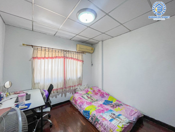 *****ทาวน์เฮ้าส์มือสอง ม.ภัทรนิเวศน์4 รัชดาภิเษก หลังมุม เนื้อที่กว้าง 18.40 ตร.ว. ฟังก์ชัน 3 ห้องนอน 2 ห้องน้ำ 1 ที่จอดรถ สภาพภายในสวย พร้อมเข้าอยู่ ตั้งบนทำเลเดินทางง่าย เชื่อมต่อถนนวงศ์สว่าง ใกล้รถไฟฟ้าสายสีม่วง "วงศ์สว่าง" และจุดขึ้นทางด่วน "ศรีรัช"