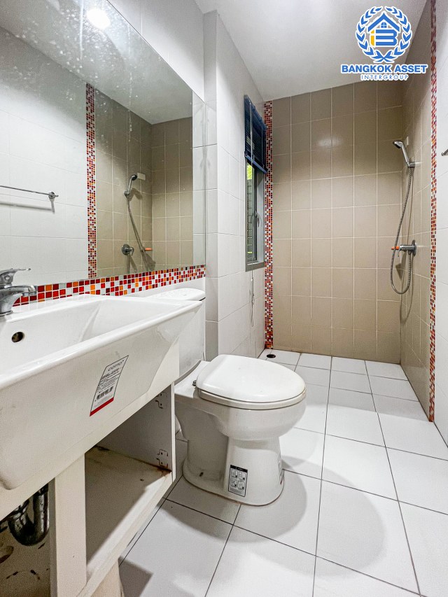 ***บ้านเดี่ยวมือสองนครปฐม ย่านพุทธมณฑล ม.ไลฟ์บางกอกบูเลอวาร์ด ปิ่นเกล้า-เพชรเกษม เนื้อที่กว้างสุดคุ้ม! 72.1 ตร.ว บ้านหลังมุมตกแต่งใหม่ ฟังก์ชัน 3 ห้องนอน 3 ห้องน้ำ 2 ที่จอดรถ ฟรี! เครื่องปรับอากาศ 4 เครื่อง ทำเลดี เหมาะสมกับทุกครอบครัว  ใกล้ย่านค้าขาย "ตลาดสนามหลวง2"