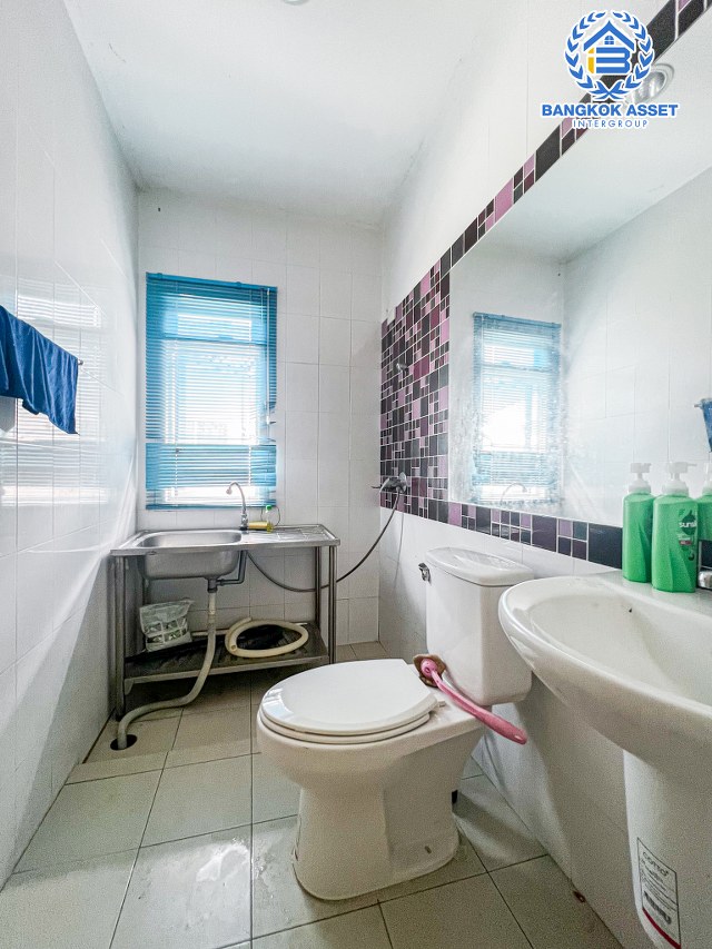 ***บ้านเดี่ยวมือสองนครปฐม ย่านพุทธมณฑล ม.ไลฟ์บางกอกบูเลอวาร์ด ปิ่นเกล้า-เพชรเกษม เนื้อที่กว้างสุดคุ้ม! 72.1 ตร.ว บ้านหลังมุมตกแต่งใหม่ ฟังก์ชัน 3 ห้องนอน 3 ห้องน้ำ 2 ที่จอดรถ ฟรี! เครื่องปรับอากาศ 4 เครื่อง ทำเลดี เหมาะสมกับทุกครอบครัว  ใกล้ย่านค้าขาย "ตลาดสนามหลวง2"