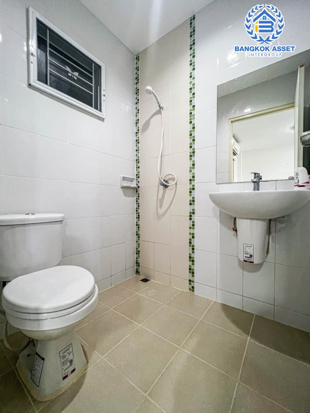 ทาวน์เฮ้าส์มือสอง ม.ไลโอนอฟ ดอนเมือง เนื้อที่กว้าง 17.10 ตร.ว. ฟังก์ชัน 3 ห้องนอน 2 ห้องน้ำ 1 ที่จอดรถ ตกแต่งแบบโมเดิร์น ของแถมจัดเต็ม! ตั้งบนทำเลแห่งการเดินทาง เชื่อมต่อถนนสรงประภา, ถนนกำแพงเพชร 6, ถนนศรีสมาน ใกล้รถไฟฟ้าสายสีแดง "สถานีดอนเมือง" และจุดขึ้นทางด่วน "อุตรภิมุข"