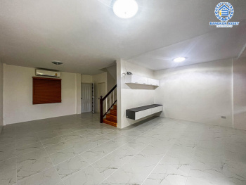 ทาวน์เฮ้าส์มือสอง ม.ไลโอนอฟ ดอนเมือง เนื้อที่กว้าง 17.10 ตร.ว. ฟังก์ชัน 3 ห้องนอน 2 ห้องน้ำ 1 ที่จอดรถ ตกแต่งแบบโมเดิร์น ของแถมจัดเต็ม! ตั้งบนทำเลแห่งการเดินทาง เชื่อมต่อถนนสรงประภา, ถนนกำแพงเพชร 6, ถนนศรีสมาน ใกล้รถไฟฟ้าสายสีแดง "สถานีดอนเมือง" และจุดขึ้นทางด่วน "อุตรภิมุข"