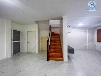 ทาวน์เฮ้าส์มือสอง ม.ไลโอนอฟ ดอนเมือง เนื้อที่กว้าง 17.10 ตร.ว. ฟังก์ชัน 3 ห้องนอน 2 ห้องน้ำ 1 ที่จอดรถ ตกแต่งแบบโมเดิร์น ของแถมจัดเต็ม! ตั้งบนทำเลแห่งการเดินทาง เชื่อมต่อถนนสรงประภา, ถนนกำแพงเพชร 6, ถนนศรีสมาน ใกล้รถไฟฟ้าสายสีแดง "สถานีดอนเมือง" และจุดขึ้นทางด่วน "อุตรภิมุข"