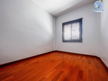 ทาวน์เฮ้าส์มือสอง ม.ไลโอนอฟ ดอนเมือง เนื้อที่กว้าง 17.10 ตร.ว. ฟังก์ชัน 3 ห้องนอน 2 ห้องน้ำ 1 ที่จอดรถ ตกแต่งแบบโมเดิร์น ของแถมจัดเต็ม! ตั้งบนทำเลแห่งการเดินทาง เชื่อมต่อถนนสรงประภา, ถนนกำแพงเพชร 6, ถนนศรีสมาน ใกล้รถไฟฟ้าสายสีแดง "สถานีดอนเมือง" และจุดขึ้นทางด่วน "อุตรภิมุข"