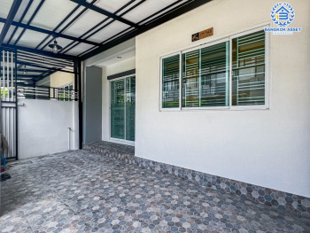 ทาวน์เฮ้าส์มือสอง ม.ไลโอนอฟ ดอนเมือง เนื้อที่กว้าง 17.10 ตร.ว. ฟังก์ชัน 3 ห้องนอน 2 ห้องน้ำ 1 ที่จอดรถ ตกแต่งแบบโมเดิร์น ของแถมจัดเต็ม! ตั้งบนทำเลแห่งการเดินทาง เชื่อมต่อถนนสรงประภา, ถนนกำแพงเพชร 6, ถนนศรีสมาน ใกล้รถไฟฟ้าสายสีแดง "สถานีดอนเมือง" และจุดขึ้นทางด่วน "อุตรภิมุข"