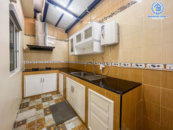 ทาวน์เฮ้าส์มือสอง ม.ไลโอนอฟ ดอนเมือง เนื้อที่กว้าง 17.10 ตร.ว. ฟังก์ชัน 3 ห้องนอน 2 ห้องน้ำ 1 ที่จอดรถ ตกแต่งแบบโมเดิร์น ของแถมจัดเต็ม! ตั้งบนทำเลแห่งการเดินทาง เชื่อมต่อถนนสรงประภา, ถนนกำแพงเพชร 6, ถนนศรีสมาน ใกล้รถไฟฟ้าสายสีแดง "สถานีดอนเมือง" และจุดขึ้นทางด่วน "อุตรภิมุข"