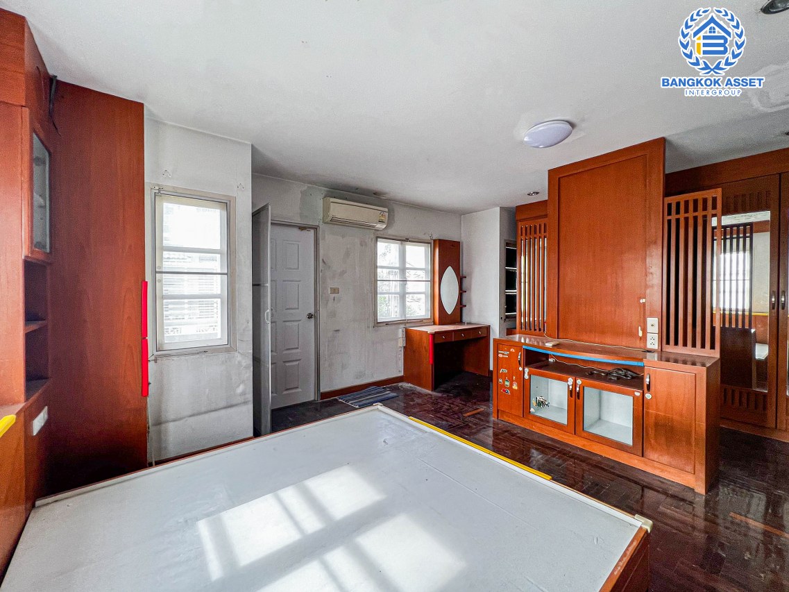 *****ทาวน์เฮาส์มือสองกรุงเทพมหานคร หลักสี่ ม.เศรณีปาร์ค วิภาวดี-รังสิต เนื้อที่ 40.8 ตร.ว บ้านหลังมุม พร้อมฟังก์ชัน 4 ห้องนอน 3 ห้องน้ำ 2 ที่จอดรถ ฟรี! 6 เครื่องปรับอากาศ บนทำเลใกล้สนามบินดอนเมือง เชื่อมต่อถนนวิภาวดี-รังสิต, ถนนประเสริฐมนูกิจ ใกล้จุดขึ้นทางด่วน "อุตราภิมุข"