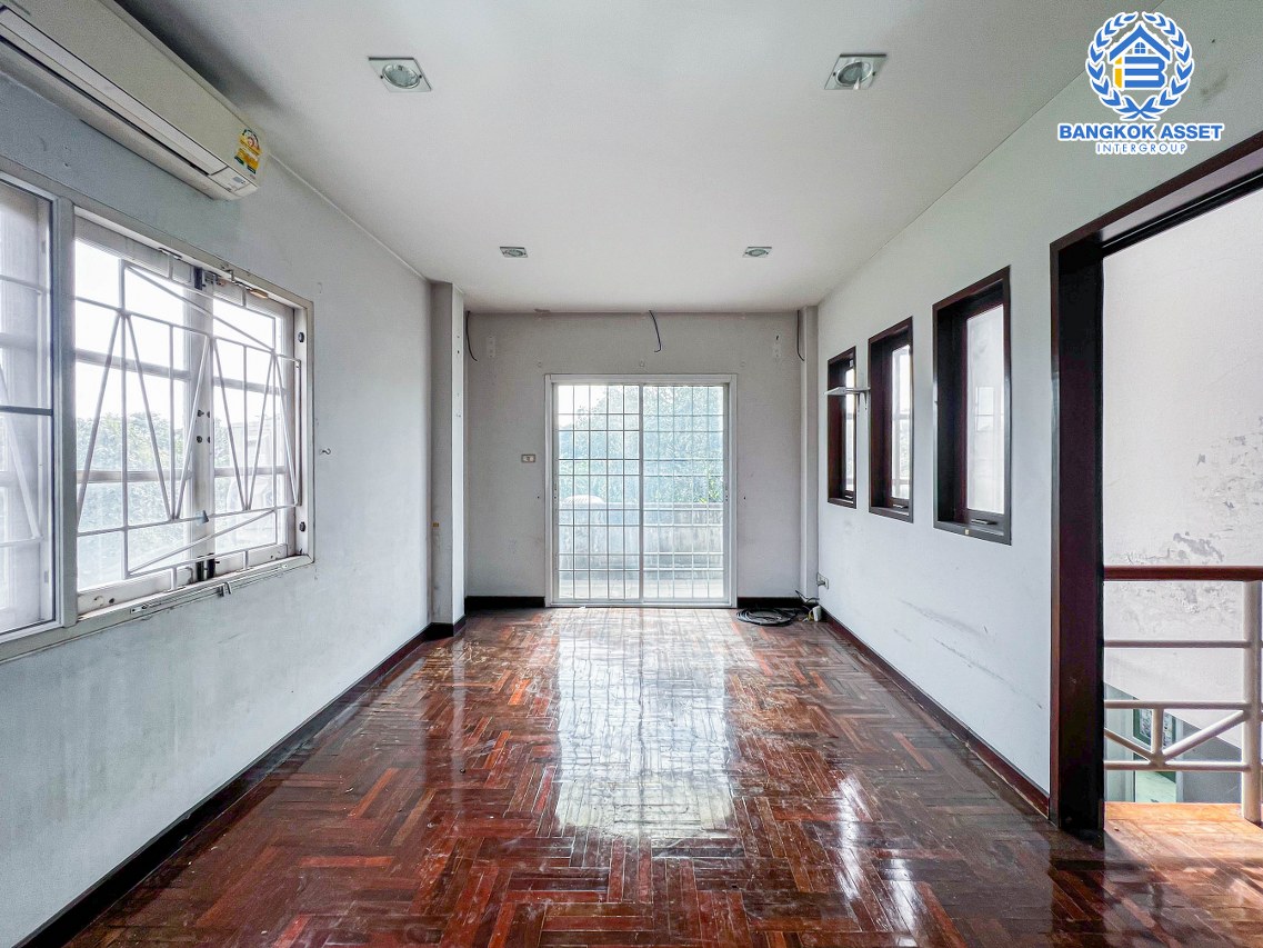 *****ทาวน์เฮาส์มือสองกรุงเทพมหานคร หลักสี่ ม.เศรณีปาร์ค วิภาวดี-รังสิต เนื้อที่ 40.8 ตร.ว บ้านหลังมุม พร้อมฟังก์ชัน 4 ห้องนอน 3 ห้องน้ำ 2 ที่จอดรถ ฟรี! 6 เครื่องปรับอากาศ บนทำเลใกล้สนามบินดอนเมือง เชื่อมต่อถนนวิภาวดี-รังสิต, ถนนประเสริฐมนูกิจ ใกล้จุดขึ้นทางด่วน "อุตราภิมุข"