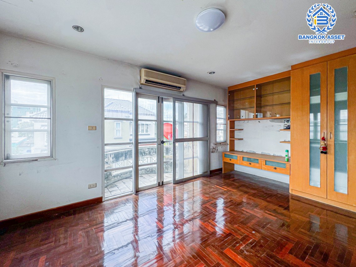 *****ทาวน์เฮาส์มือสองกรุงเทพมหานคร หลักสี่ ม.เศรณีปาร์ค วิภาวดี-รังสิต เนื้อที่ 40.8 ตร.ว บ้านหลังมุม พร้อมฟังก์ชัน 4 ห้องนอน 3 ห้องน้ำ 2 ที่จอดรถ ฟรี! 6 เครื่องปรับอากาศ บนทำเลใกล้สนามบินดอนเมือง เชื่อมต่อถนนวิภาวดี-รังสิต, ถนนประเสริฐมนูกิจ ใกล้จุดขึ้นทางด่วน "อุตราภิมุข"